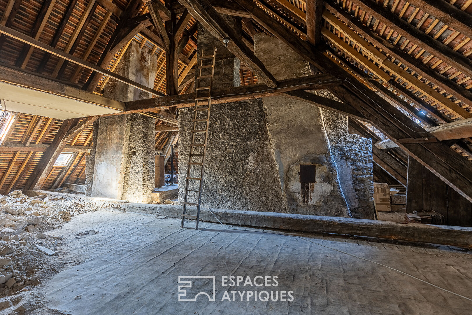 Platform to be converted with its garage in an 18th century mansion