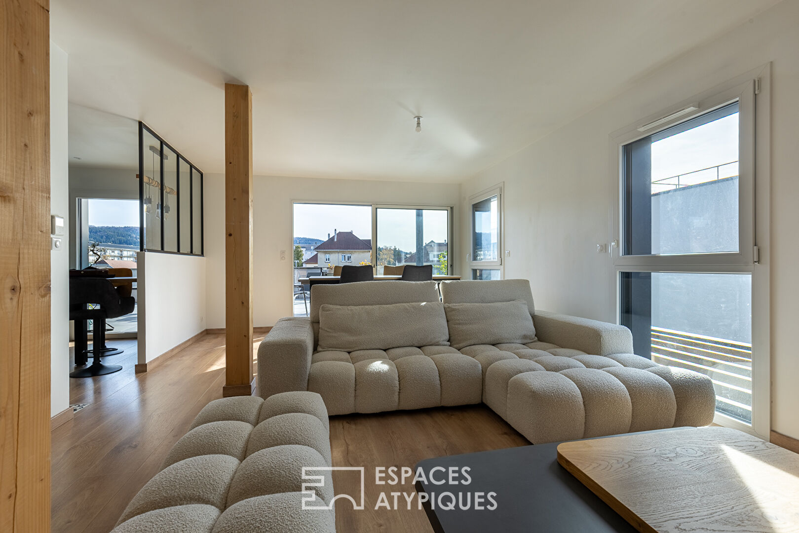 Appartement récent avec grande terrasse et superbe vue sur le Larmont