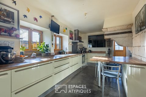 Ancienne ferme de château avec piscine et dépendance