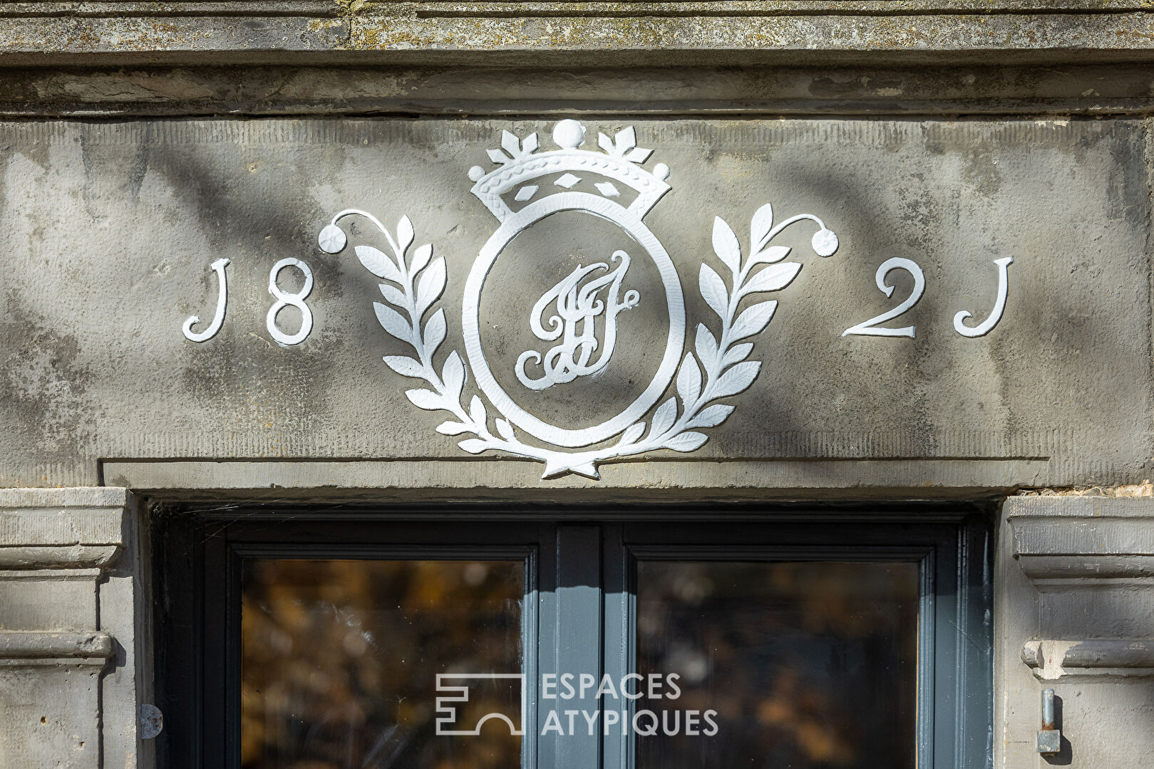 Ancienne ferme de château avec piscine et dépendance