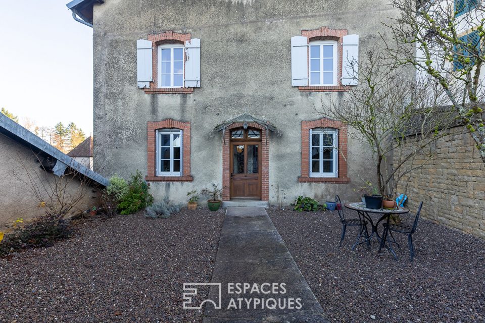 Ancienne maison vigneronne dans village médiéval
