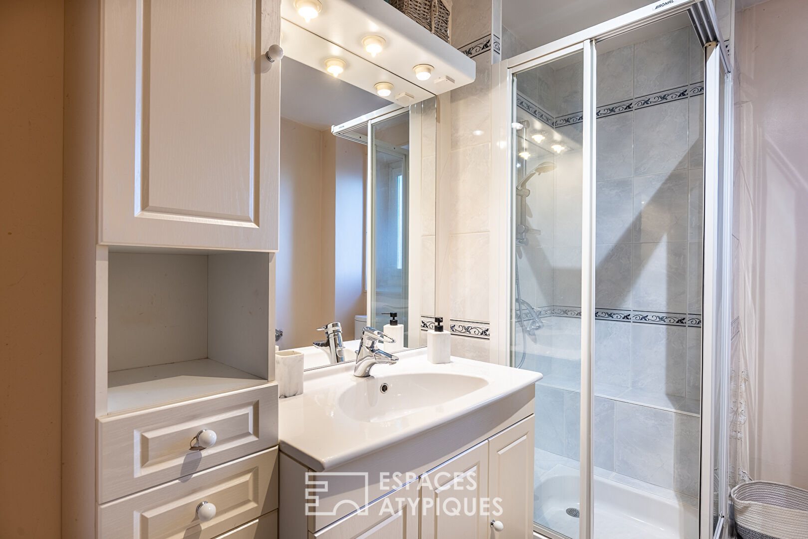 Ancienne maison vigneronne dans village médiéval