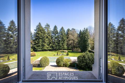 Renovated manor house in enclosed grounds with river access