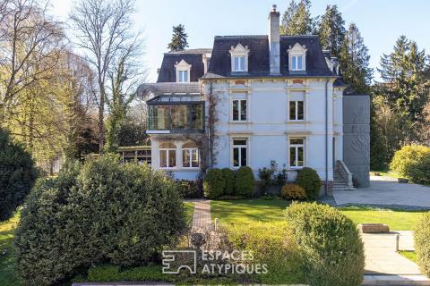 Renovated manor house in enclosed grounds with river access