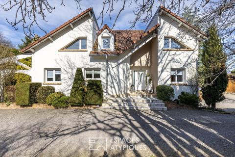 Maison familiale avec piscine et vue panoramique sur les monts