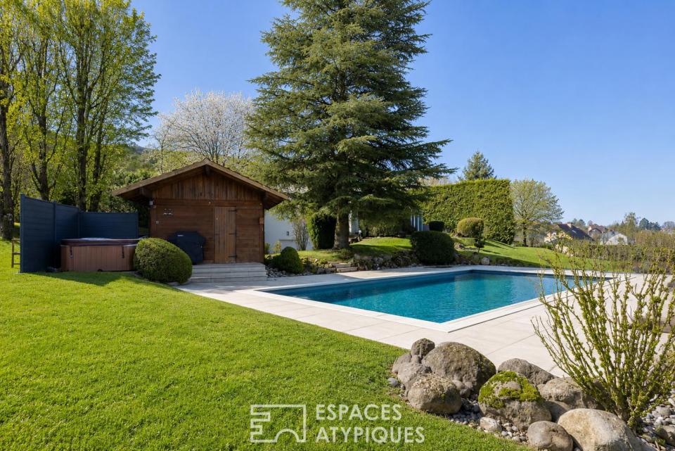 Maison familiale avec sa vue dégagée, sa piscine et son jacuzzi.