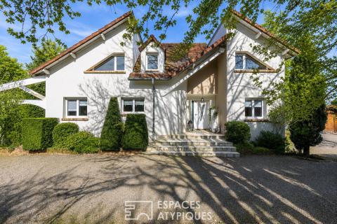 Family home with its unobstructed view, swimming pool and jacuzzi.