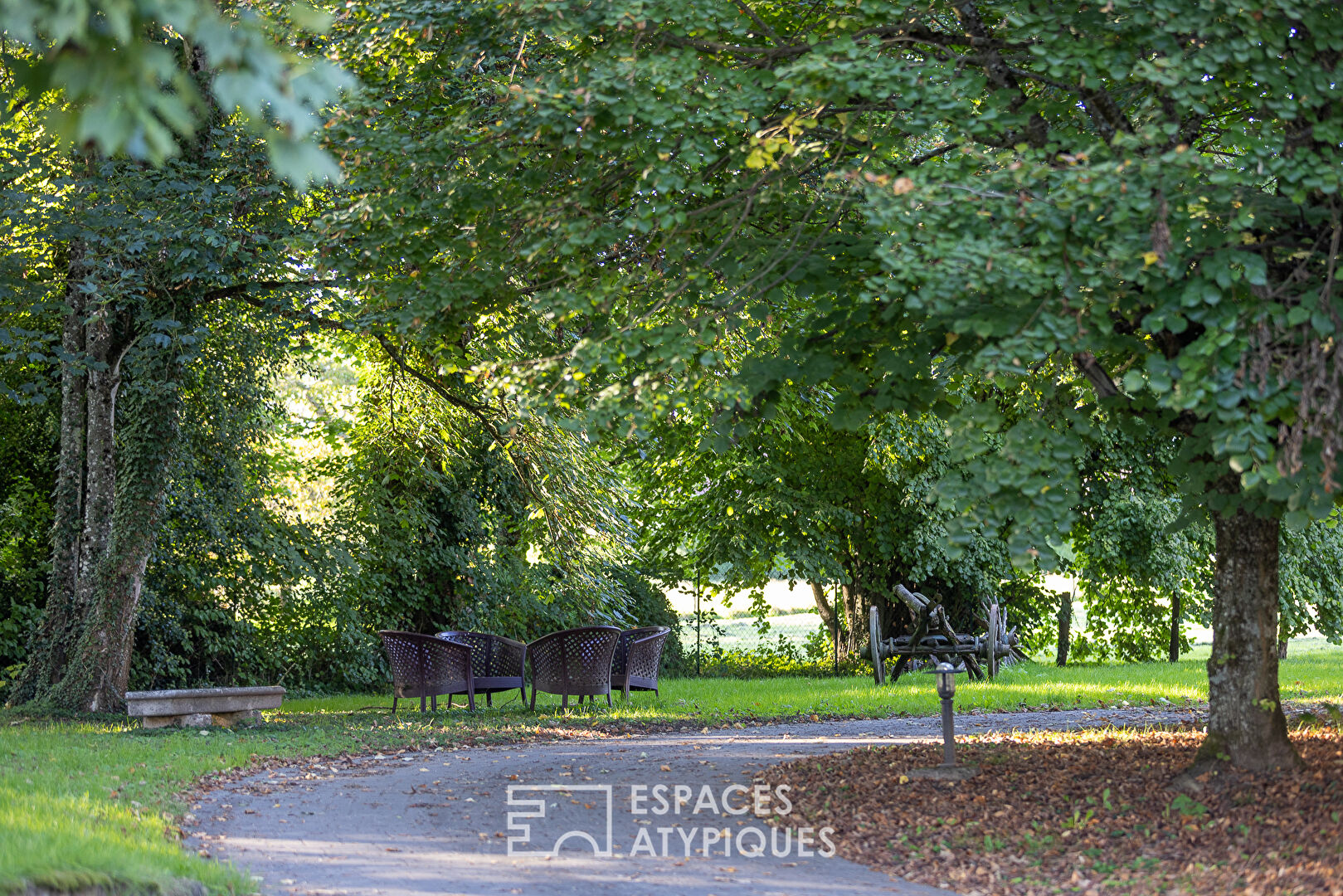 Propriété en pierre dans son parc arboré