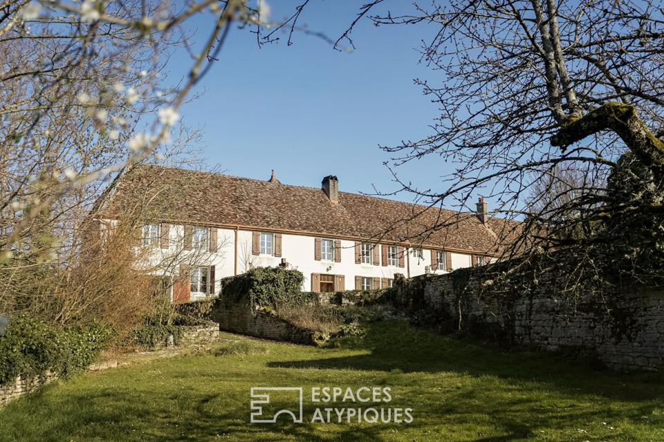 Ancienne dépendance du château et son charmant jardin