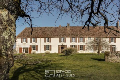Ancienne dépendance du château et son charmant jardin