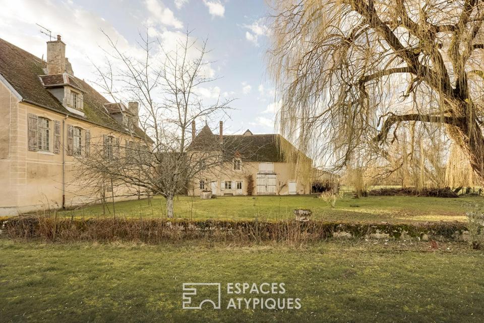 Demeure noble du XVIIIe inscrite MH avec parc proche de Gy