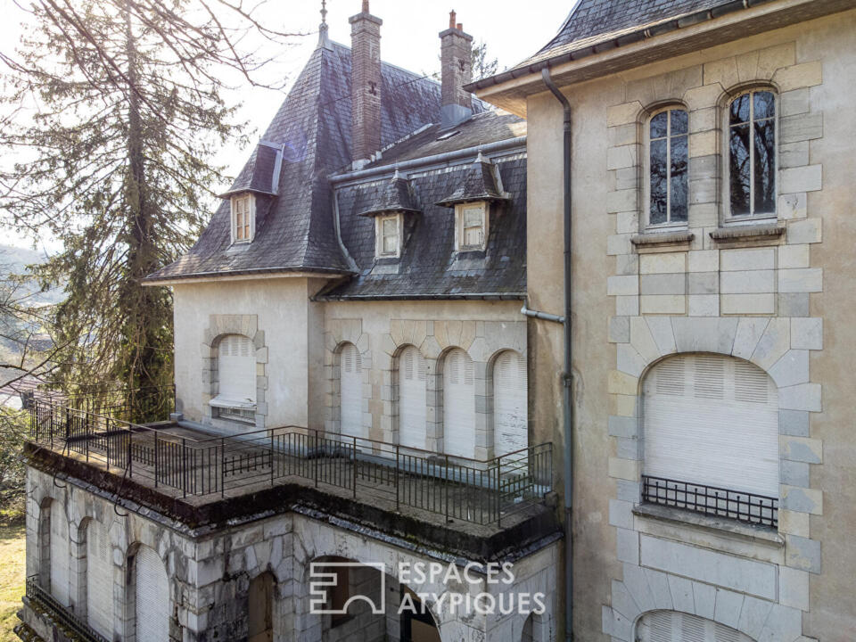 Majestueuse villa à réinventer avec son parc arboré