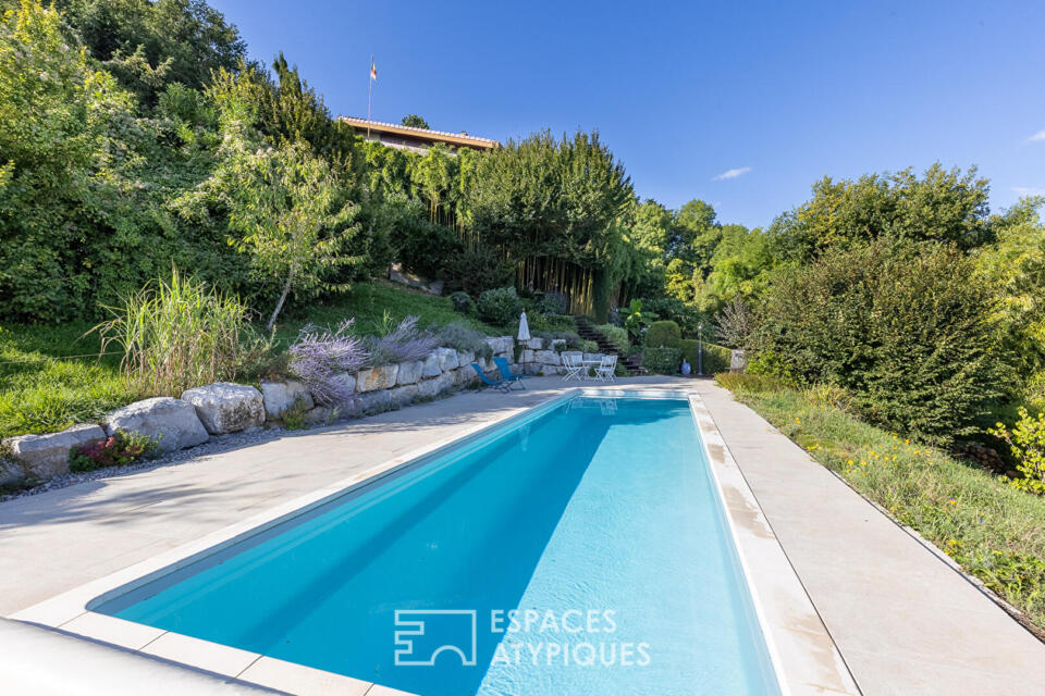 Maison d'architecte avec jardin luxuriant sublimé par la vue