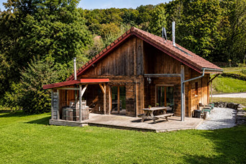 Chalet et son bain nordique proche des cascades du Hérisson