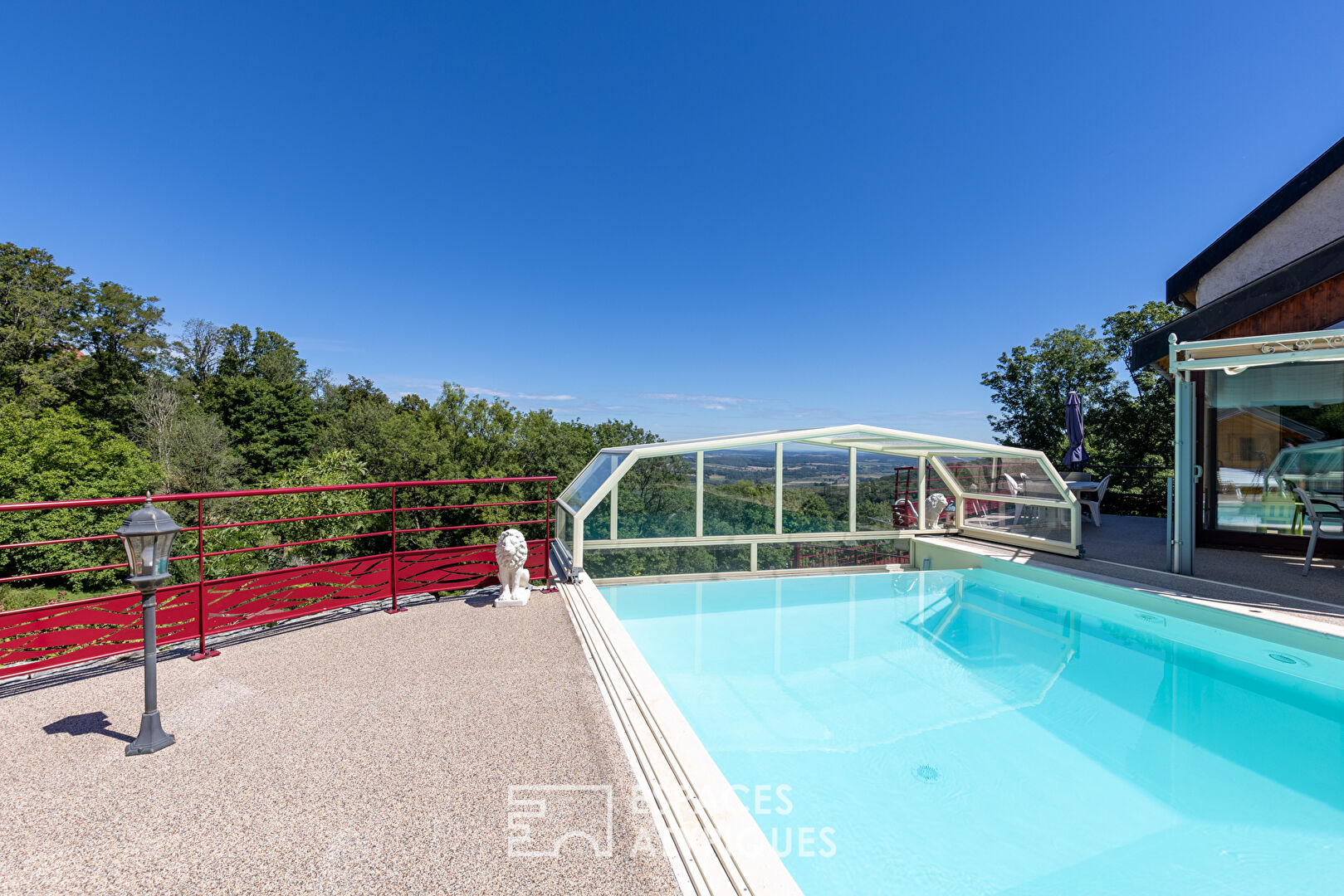 Ancienne ferme rénovée avec sa piscine et sa vue imprenable