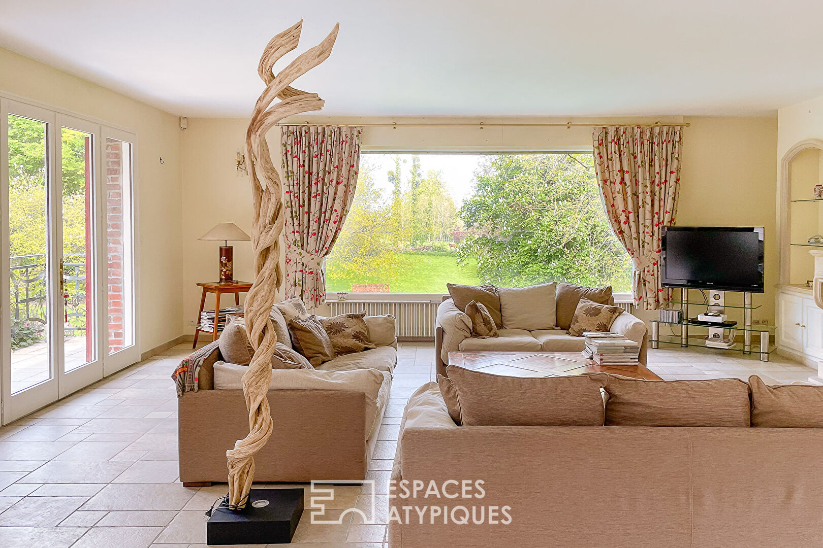 Sumptuous wooded property, calm and discreet.