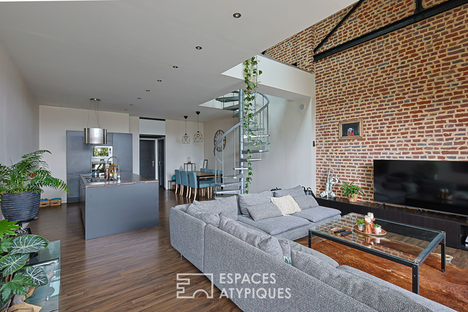Duplex loft with balcony in a former warehouse