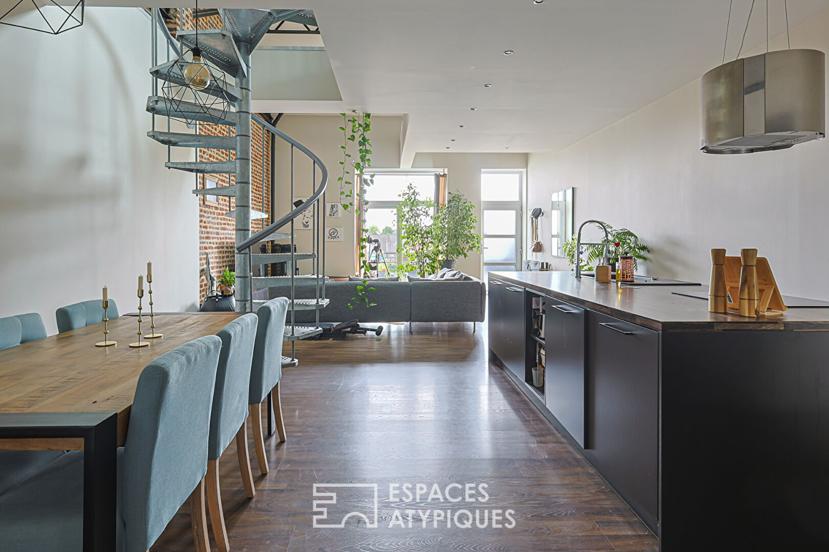 Duplex loft with balcony in a former warehouse