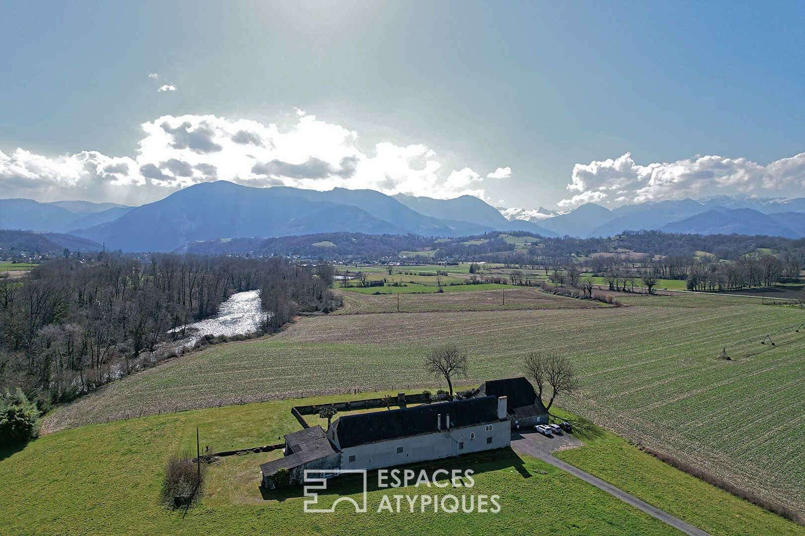 Charming Béarnaise farmhouse with breathtaking views of the Pyrenees