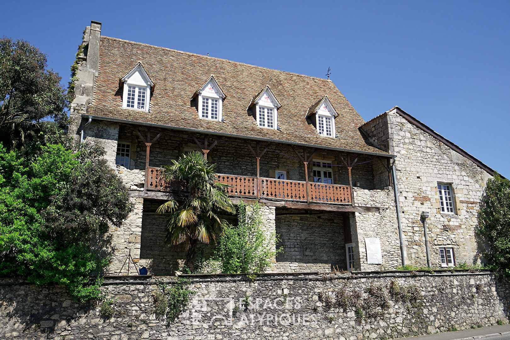 Bâtisse du XIII ème siècle alliant charme et authenticité