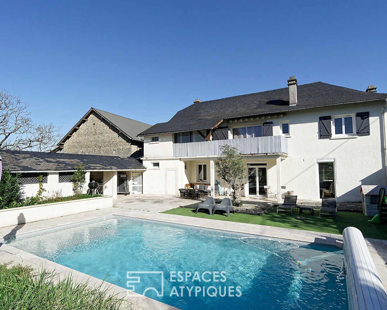 Corps de ferme rénové avec piscine et granges