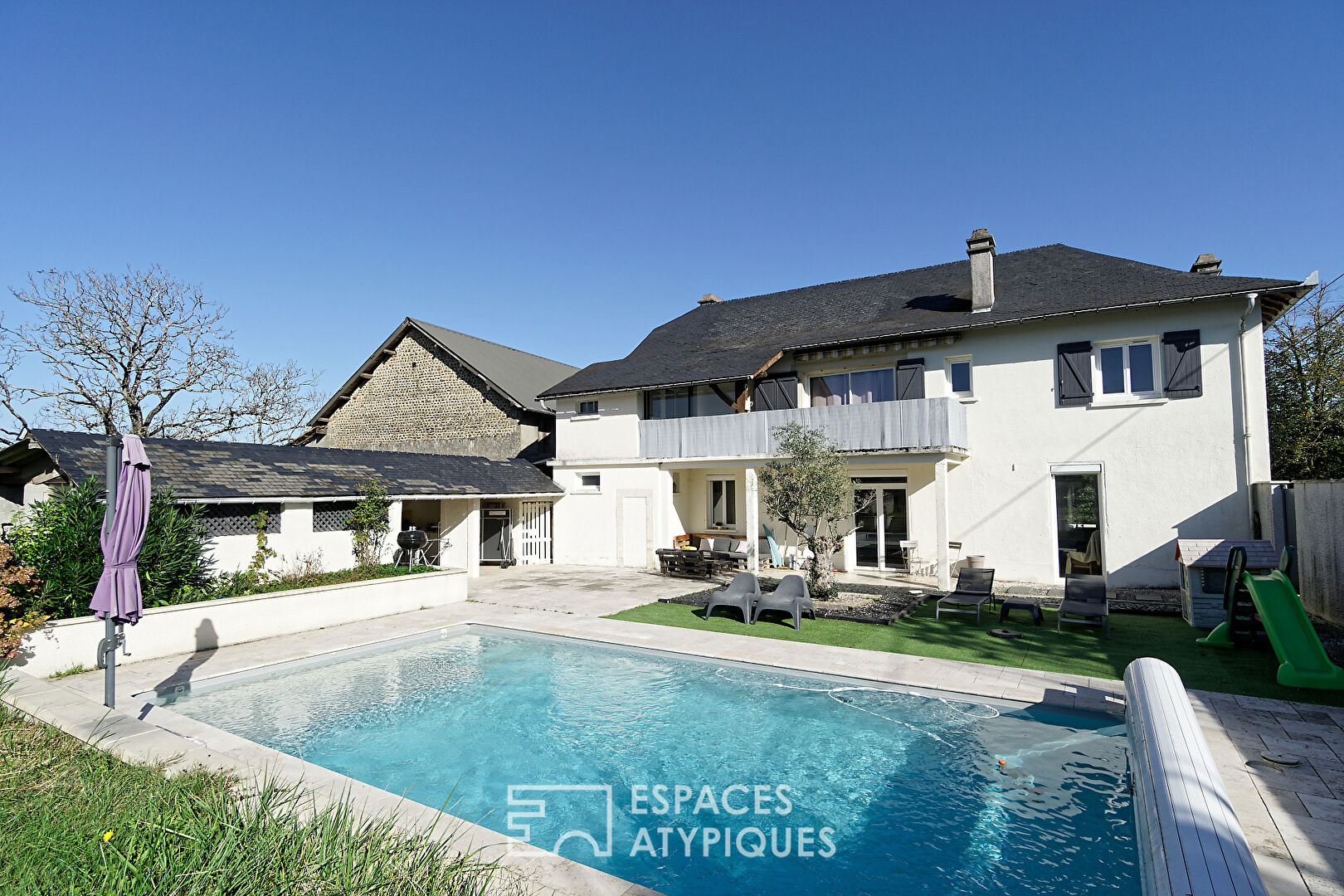 Corps de ferme rénové avec piscine et granges
