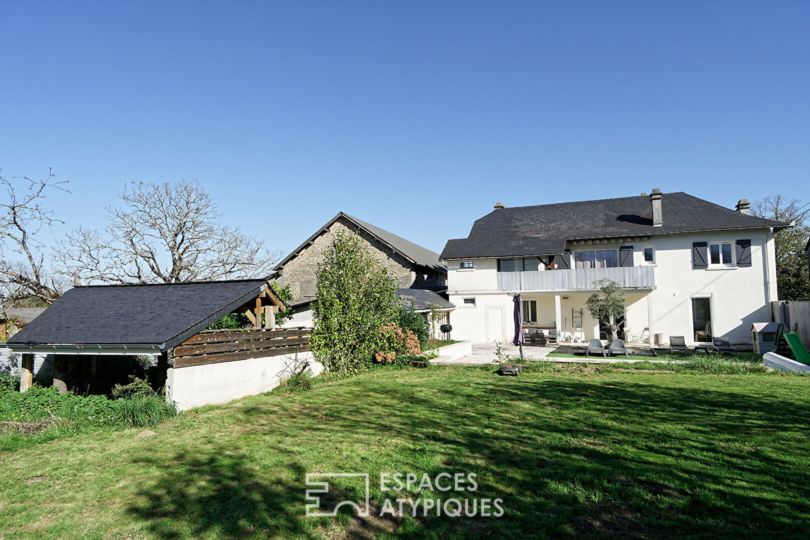 Corps de ferme rénové avec piscine et granges