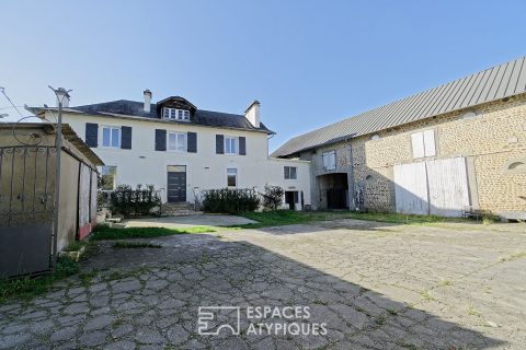 Corps de ferme rénové avec piscine et granges