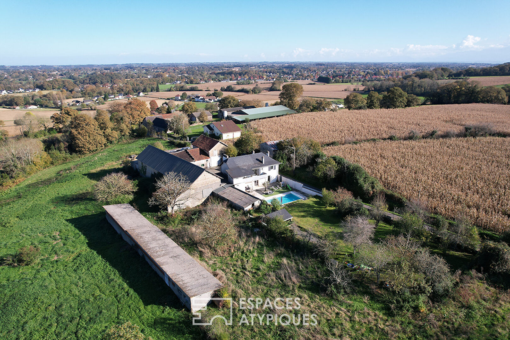 Corps de ferme rénové avec piscine et granges