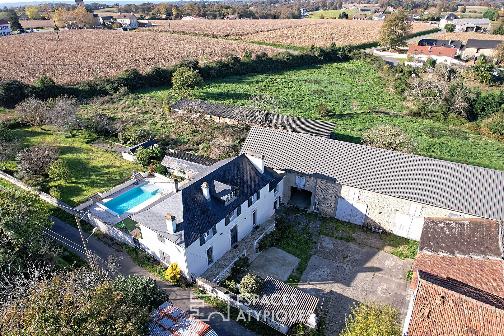 Corps de ferme rénové avec piscine et granges