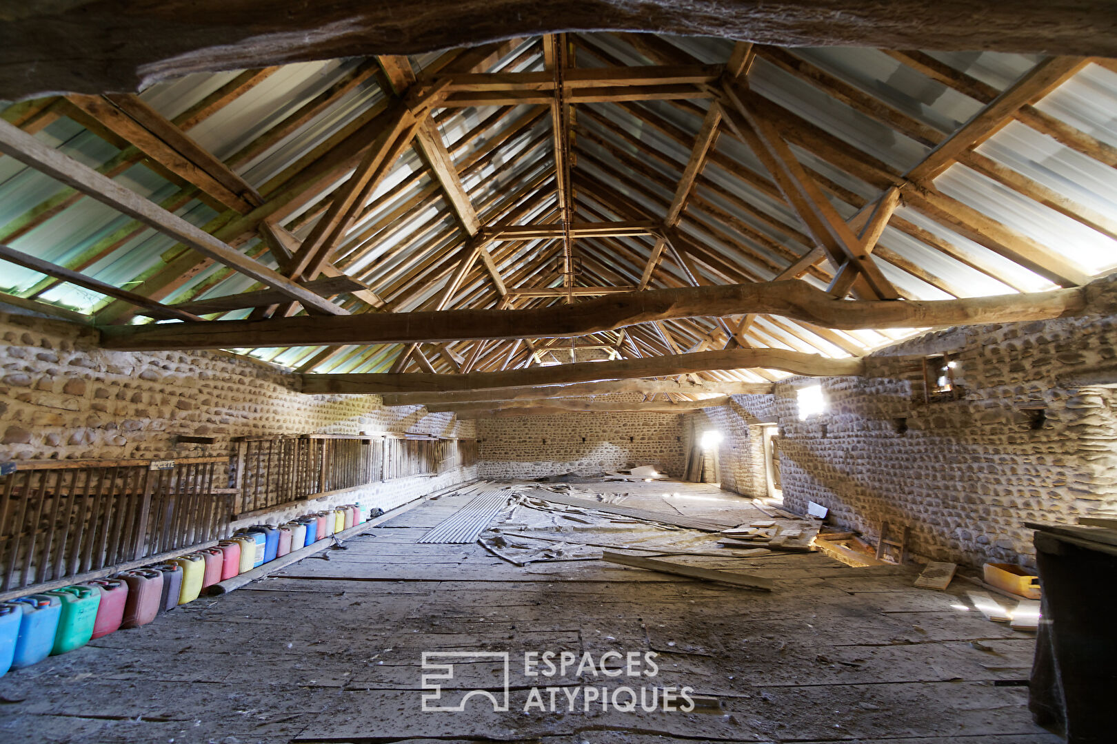 Corps de ferme rénové avec piscine et granges