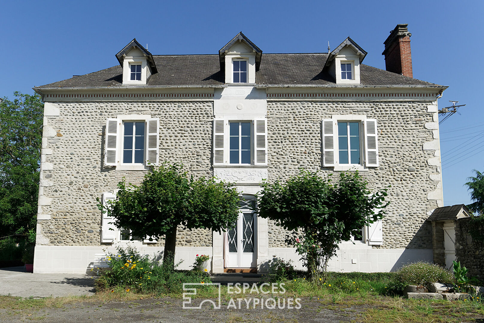 Authentique enclos Béarnais de 1844 avec grange aménageable et terrains à bâtir