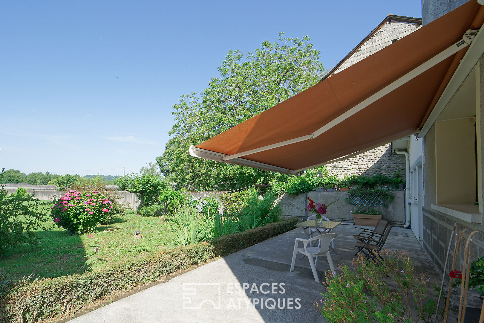Authentique enclos Béarnais de 1844 avec grange aménageable et terrains à bâtir