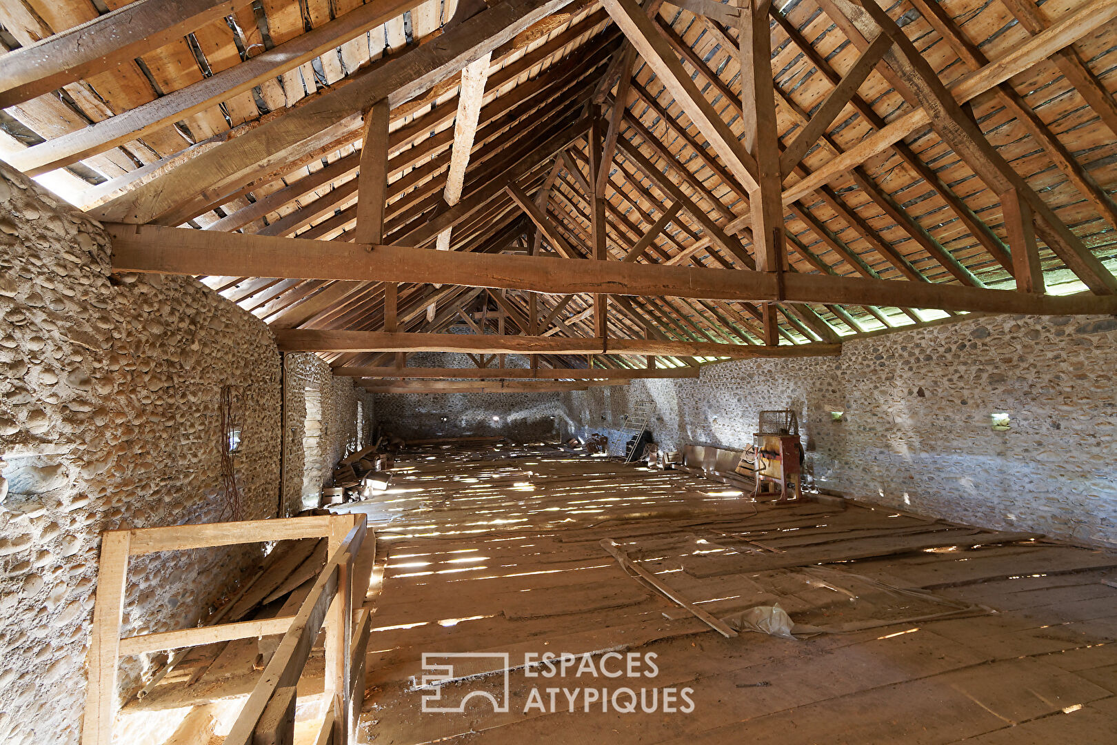 Authentique enclos Béarnais de 1844 avec grange aménageable et terrains à bâtir