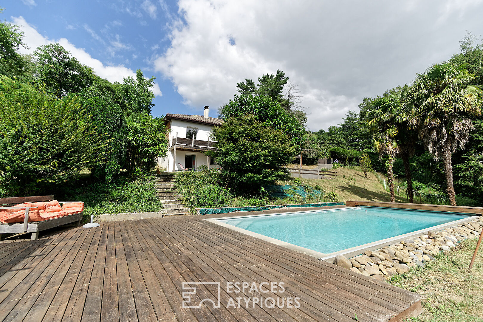 Elegant 1970s house with swimming pool and wooded garden