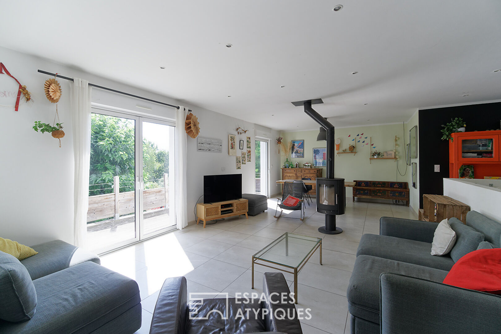 Elegant 1970s house with swimming pool and wooded garden
