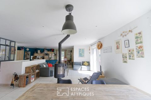 Elegant 1970s house with swimming pool and wooded garden