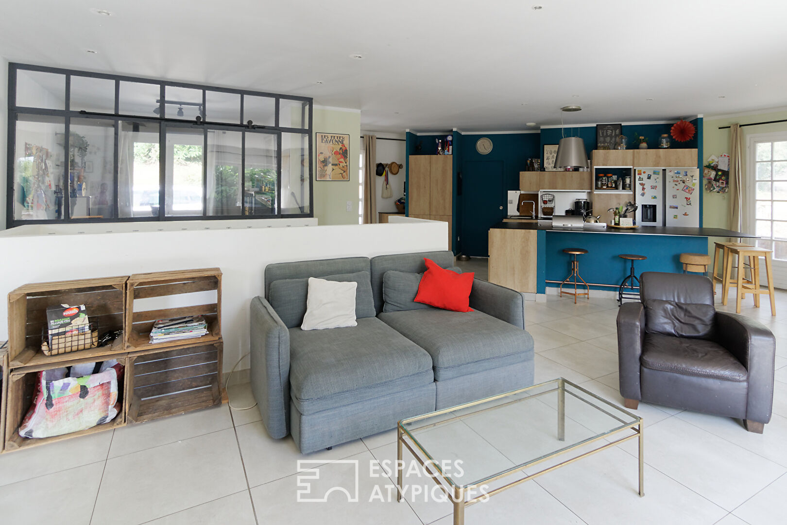 Elegant 1970s house with swimming pool and wooded garden