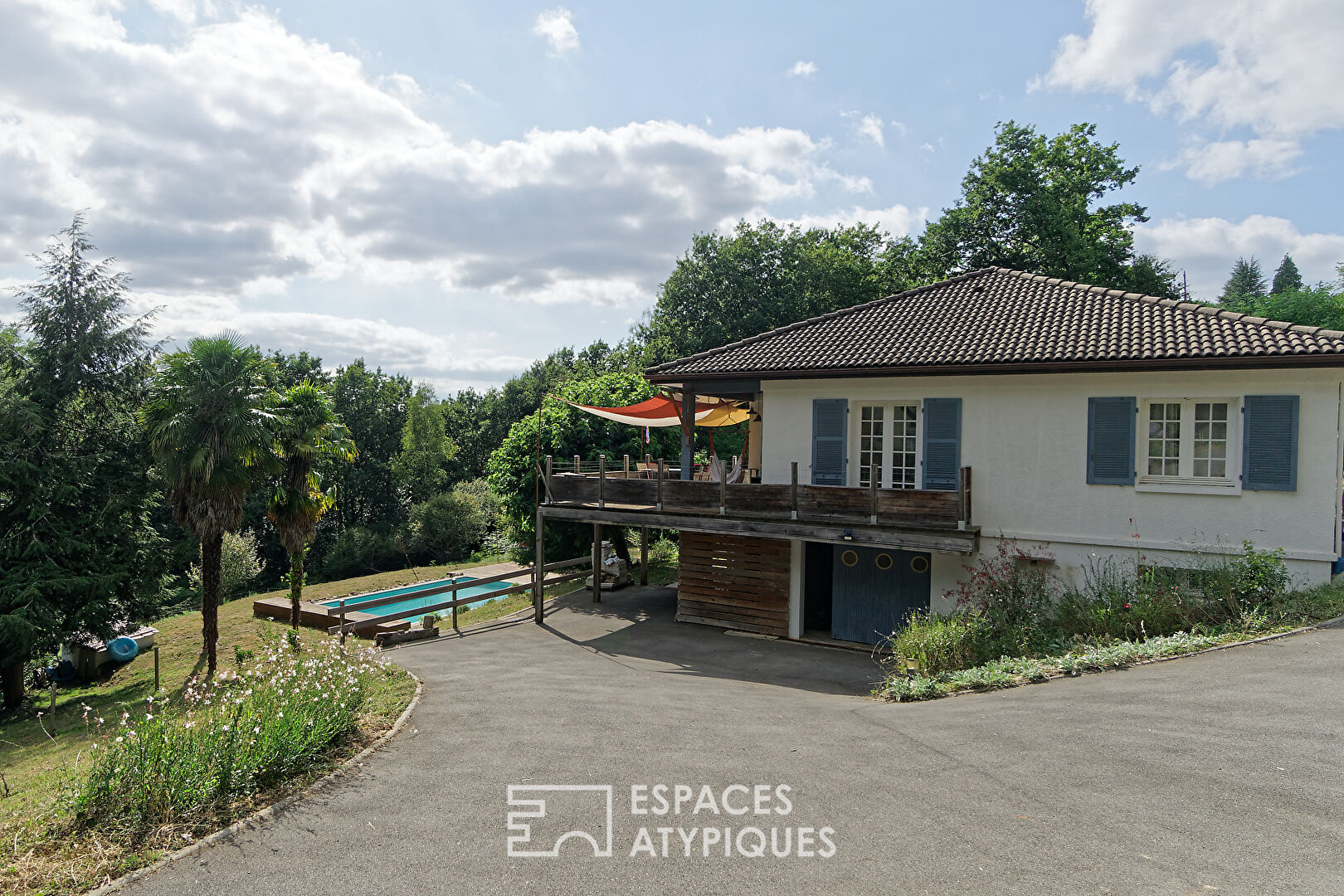 Elegant 1970s house with swimming pool and wooded garden
