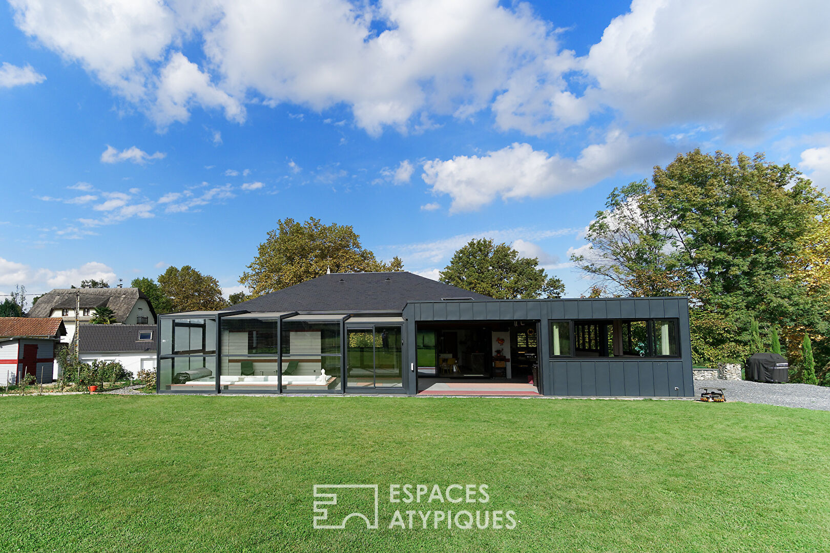 Maison contemporaine d&rsquo;exception face aux Pyrénées