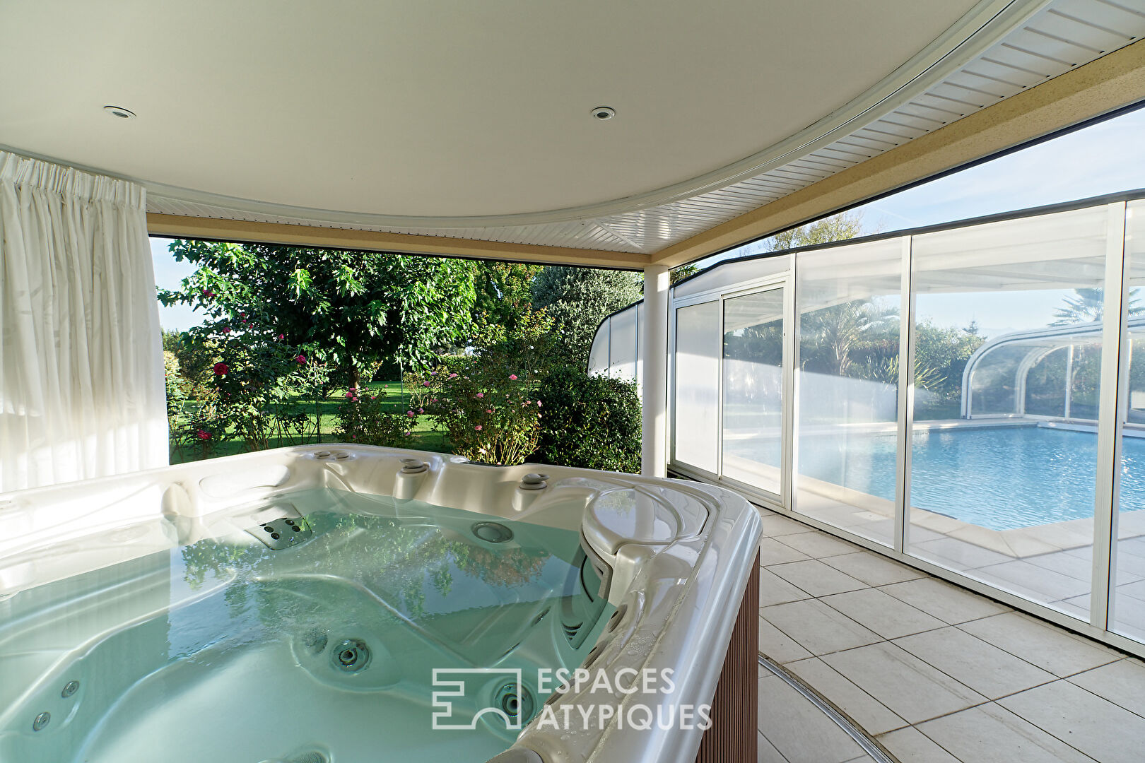 Villa contemporaine face aux Pyrénées