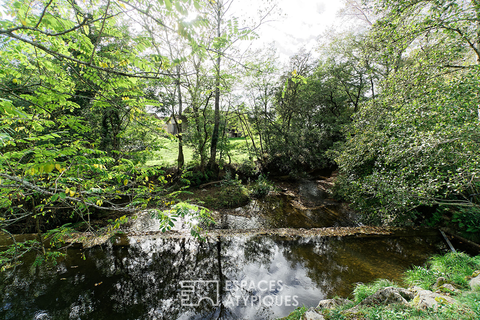 Moulin ancien dans un cadre naturel préservé