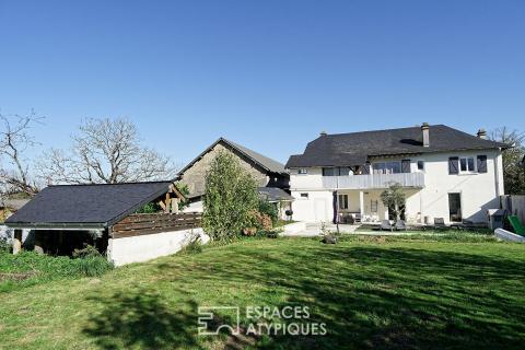 Corps de ferme rénové avec piscine et granges