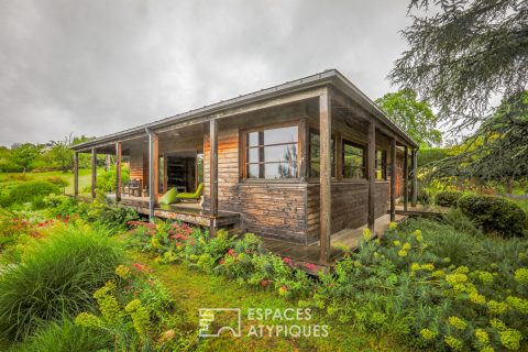 Maison d’architecte, rhabillée d’une parure de bois avec vue !