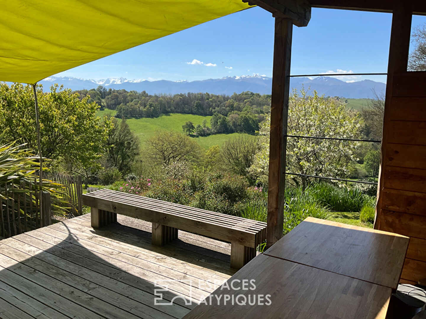 Maison d’architecte, rhabillée d’une parure de bois avec vue !