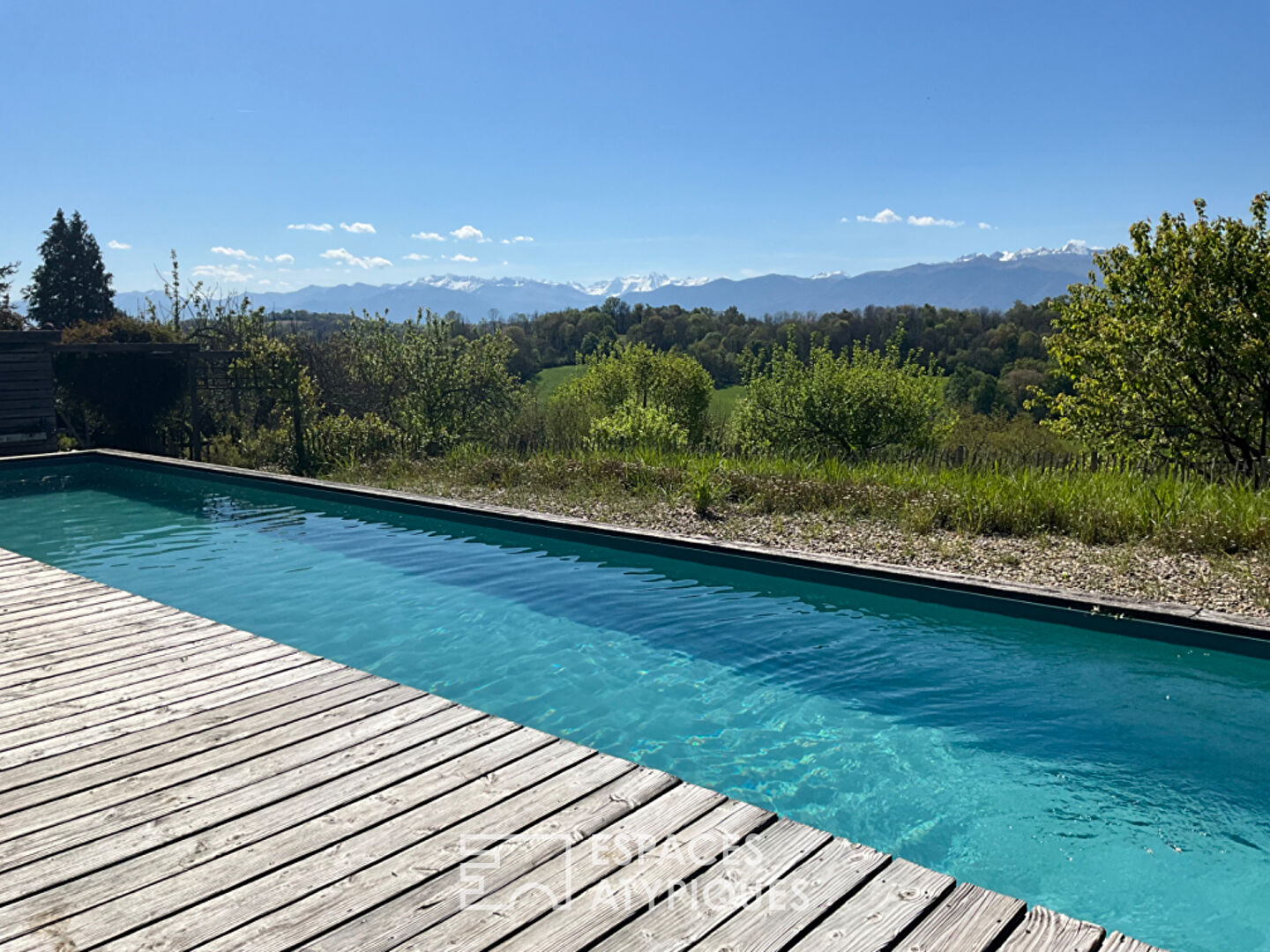 Maison d’architecte, rhabillée d’une parure de bois avec vue !