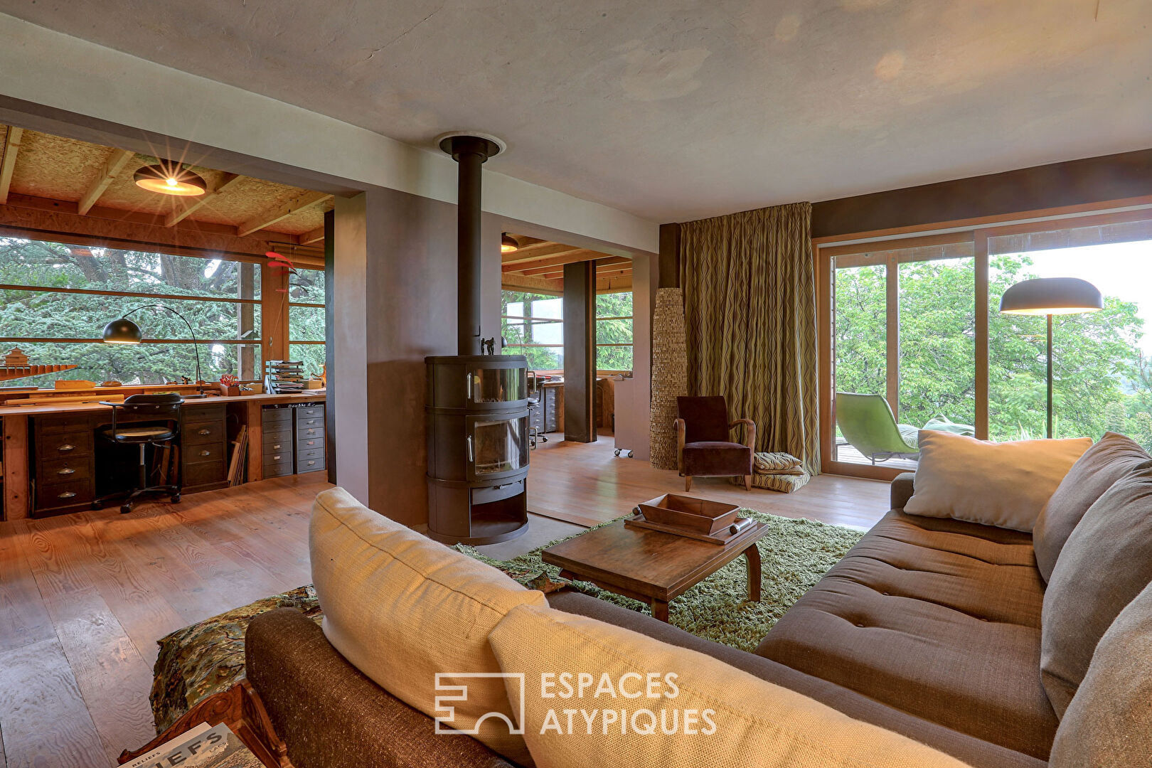 Maison d’architecte, rhabillée d’une parure de bois avec vue !