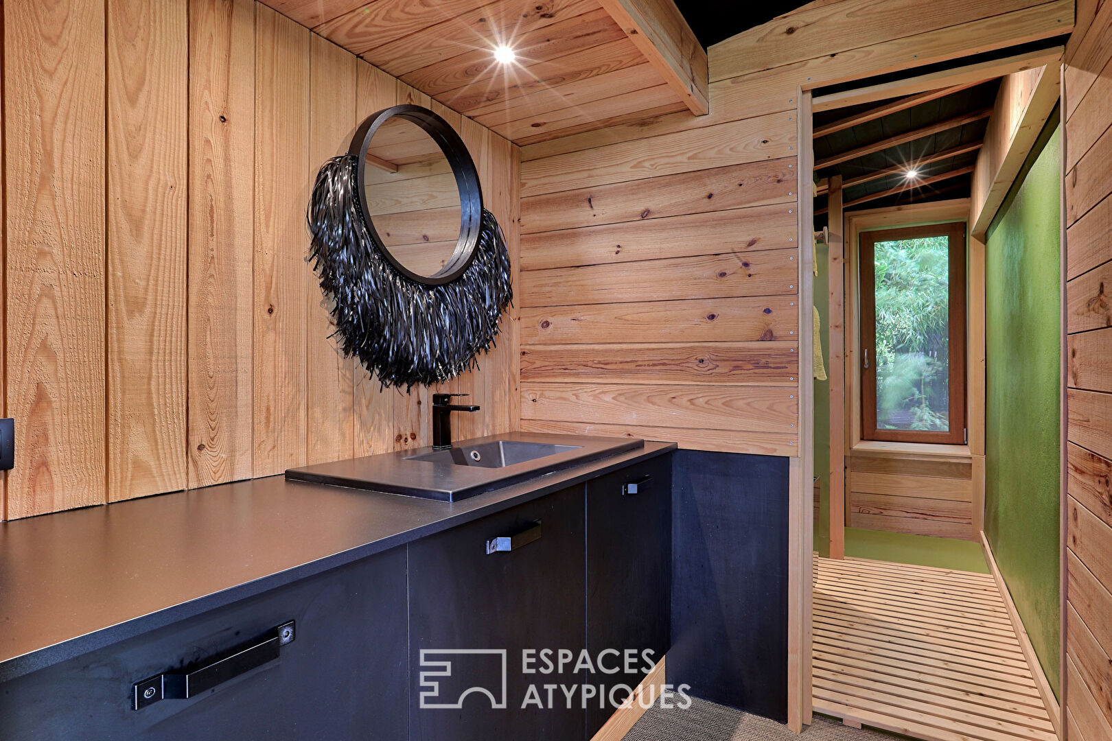 Maison d’architecte, rhabillée d’une parure de bois avec vue !