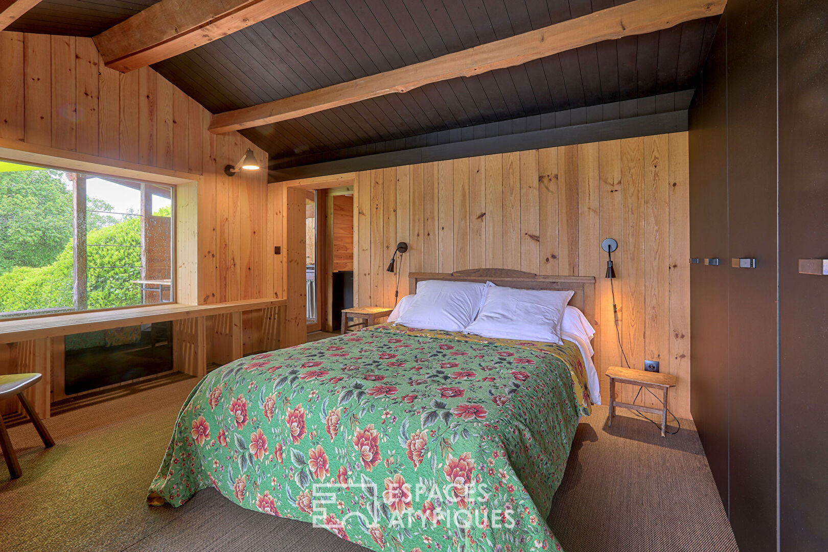 Maison d’architecte, rhabillée d’une parure de bois avec vue !