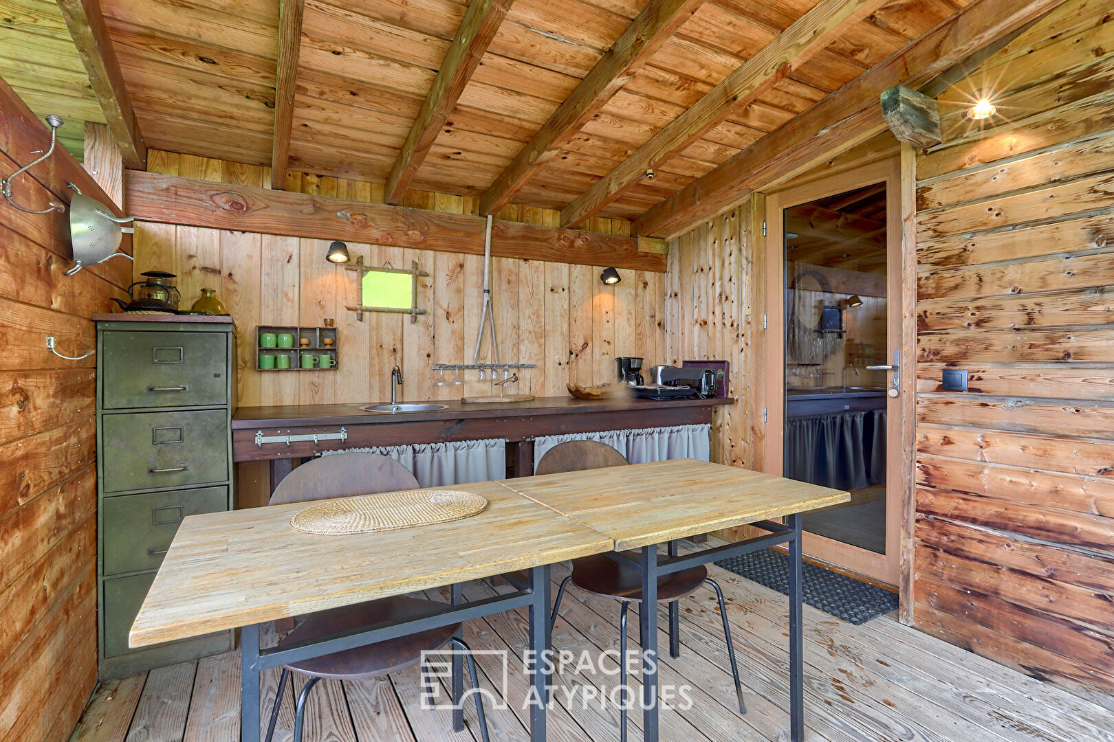 Maison d’architecte, rhabillée d’une parure de bois avec vue !